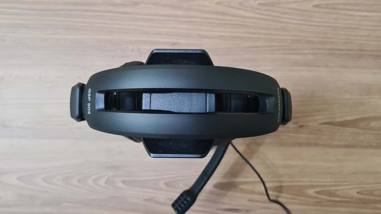 Parte superior da haste tem um buraco que ajuda a reduzir o peso do headset