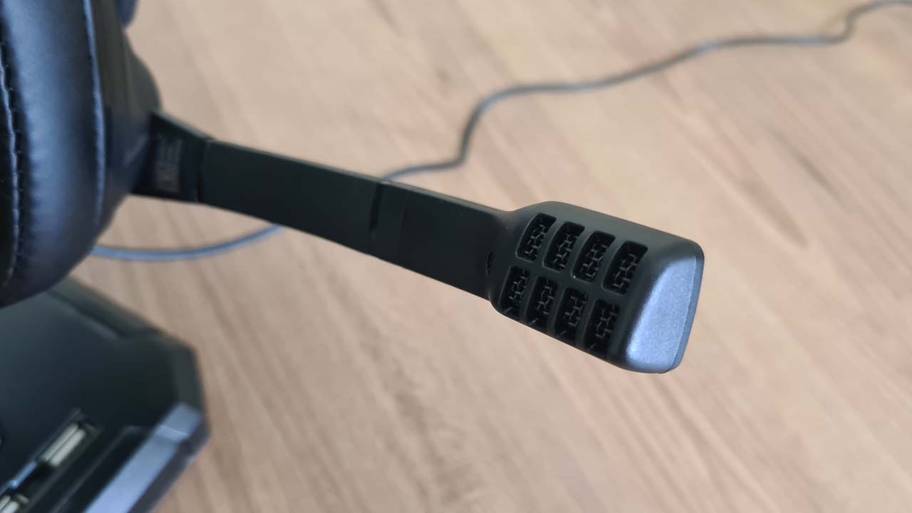 O microfone é bom para jogos e reuniões, mas não cancela ruídos