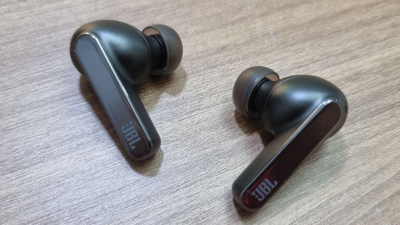 Review JBL Live Pro 2: muita bateria, cancelamento de ruídos e som ...
