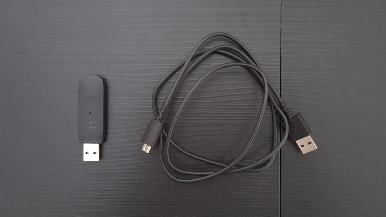 Dongle USB e cabo para carregar o HyperX Cloud Flight S