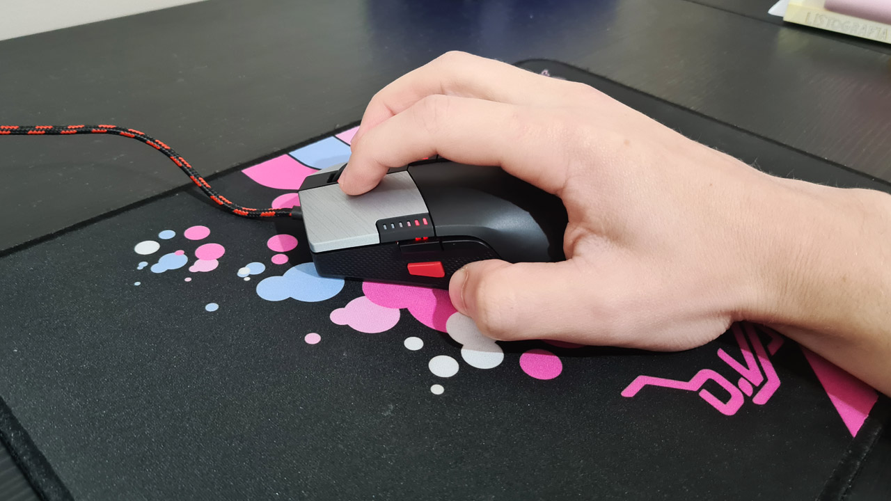 O Agon AGM700 usa switch Omron e sensor PixArt 3389