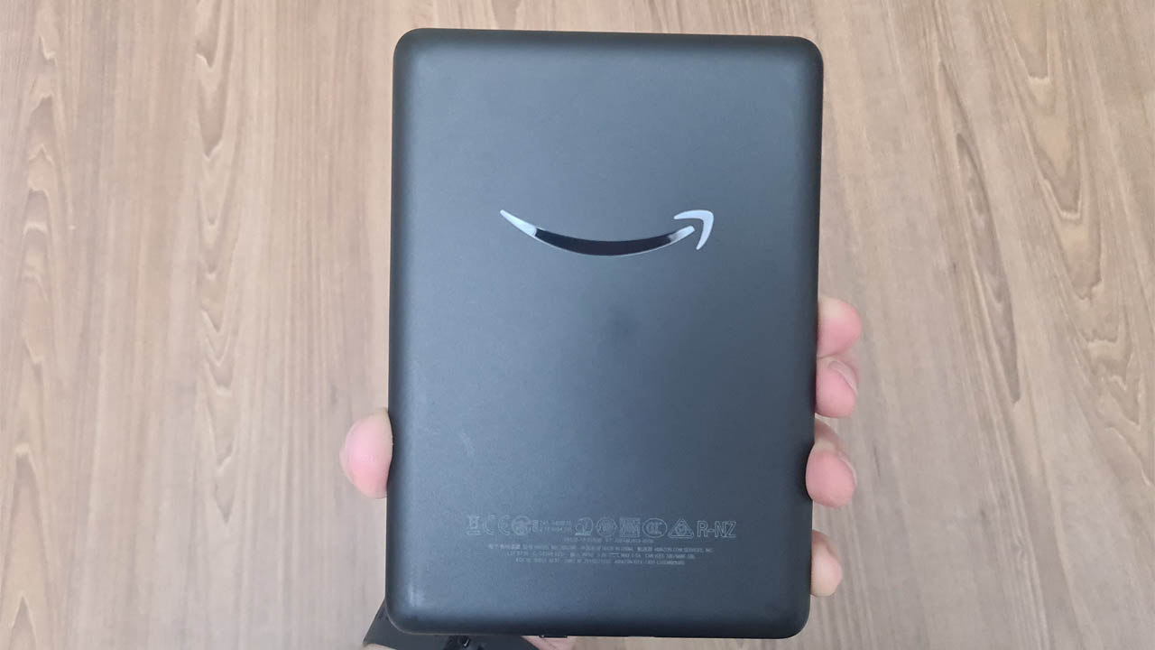 Você pode ler usando apenas uma mão, pois o Kindle é compacto e leve